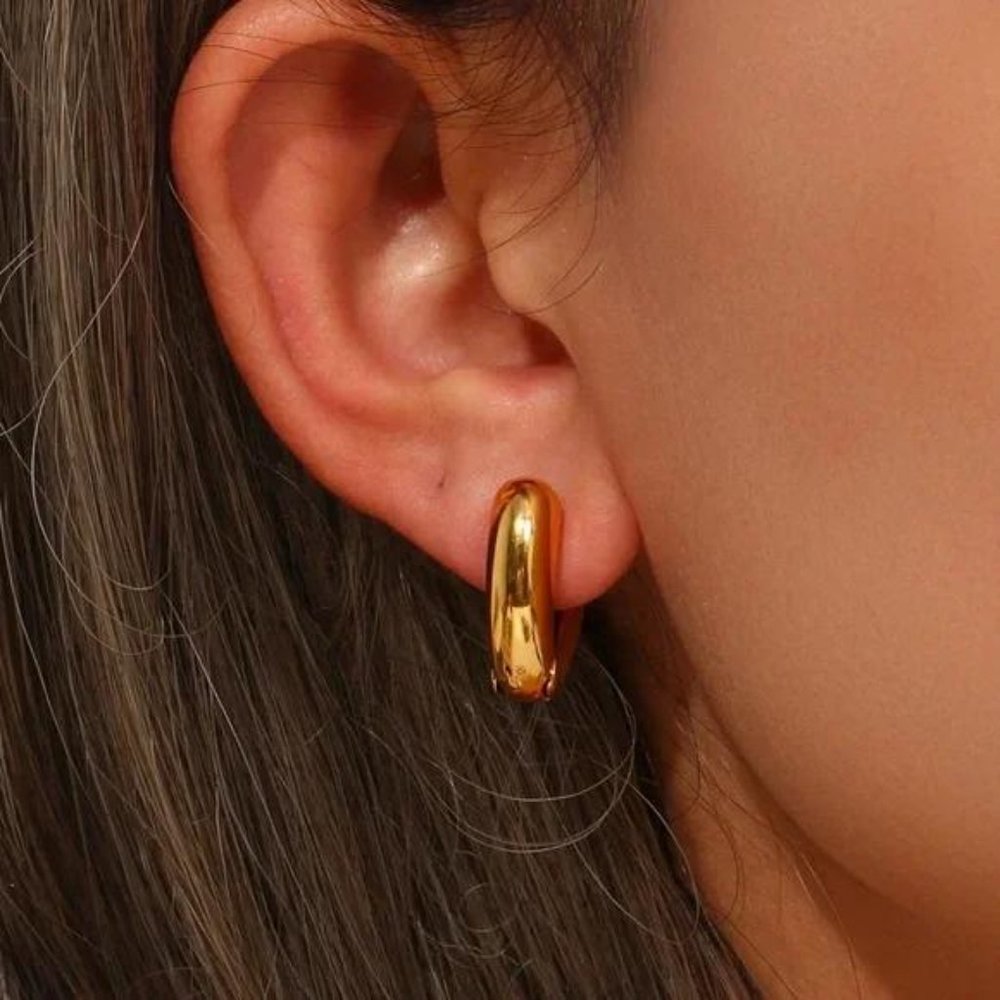 New 18K Chunky Hollow Heart Shape Huggies Earrings, NICE EARRINGS, CUTE EARRINGS - Picture 2 of 8